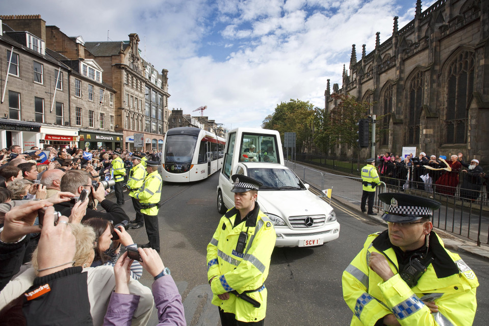 Paavi Benedictus XVI ohittaa vielä suunnitteluvaiheessa olevan Edinburghin raitiotien Princes Streetillä syyskuussa 2010.