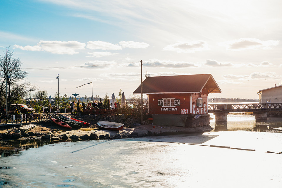 Kahvimökki rannassa