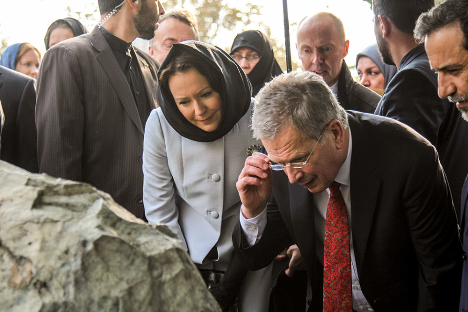 Niinistö ja Haukio lukevat taideteoksen nimikirjoitusta.
