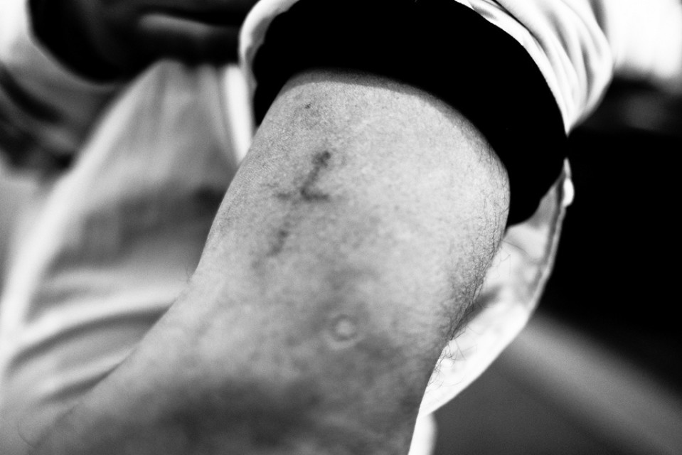 John tatuoi ristin käsivarteensa Bagdadissa. Kun hänen perheensä näki sen, he vaativat Johnia poistamaan tatuoinnin. John on joutunut katkaisemaan siteensä perheeseensä uskonnon hylkäämisen vuoksi.