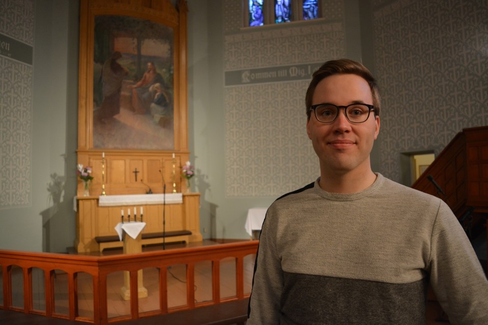 Jari Nieminen Palosaaren kirkon alttarin edessä.