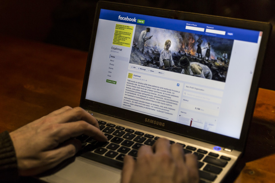Anonyymi mieshenkilö selaa Orjafirmat-sivua Facebookissa.