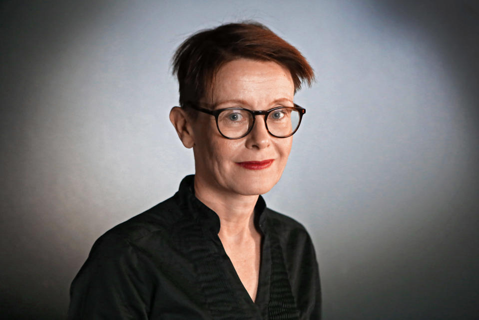 Tietokirjailija Asta Leppä poseeraa kameralle.
