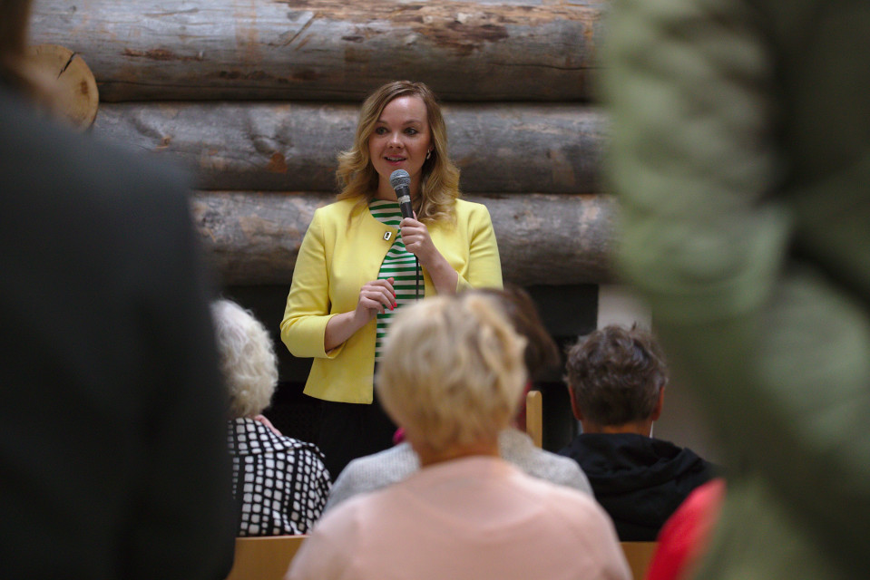 Elinkeinoministeri Katri Kulmuni hallituksen kirjastokiertueella Kemijärven kirjastossa maanantaina 5.8.2019.