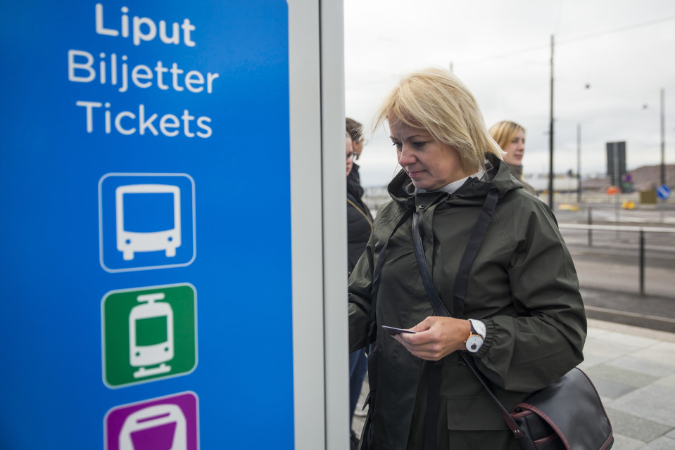 Virolainen Triin O'Brock ostaa matkalippua HSL:n lippuautomaatista
