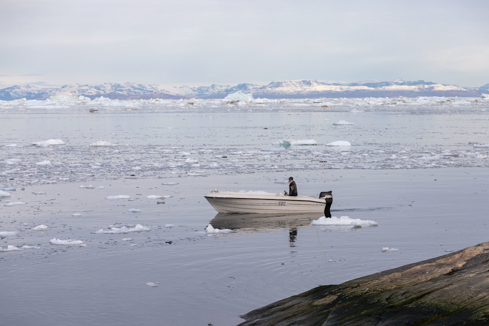 Kalastaja veneessään Ilulissatin edustalla