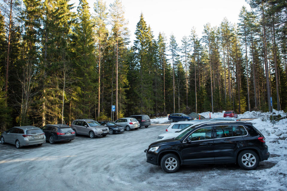 Parkkipaikka oli täynnä hiihtoloman aikaan Kintulammen retkeily- ja luonnonsuojelualueella.