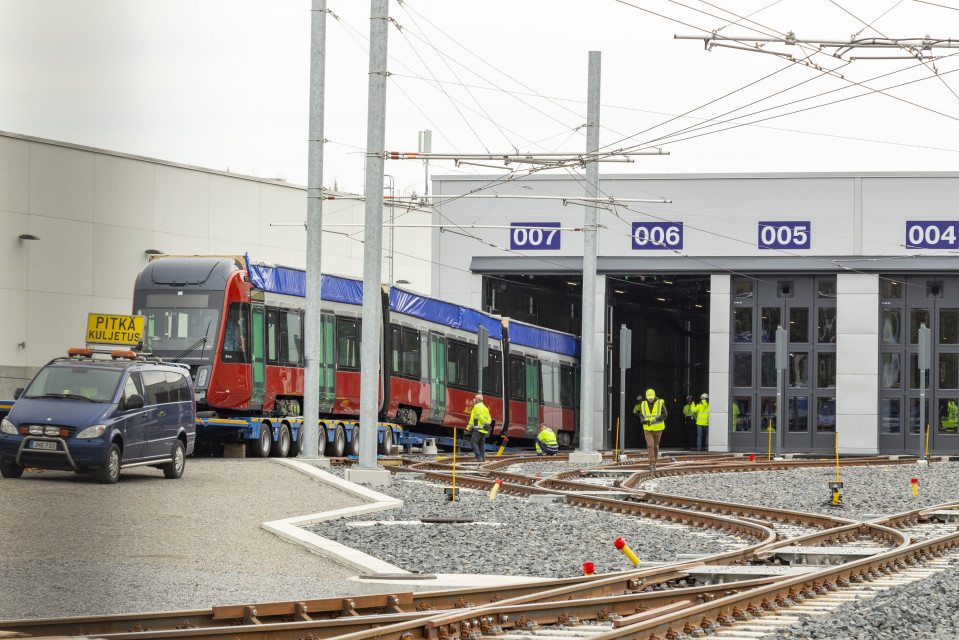 Ensimmäinen raitiovaunu siirtymässä Tampereen Ratikan varikkohalliin