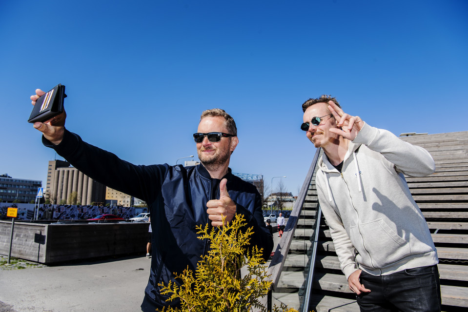 Näyttelijä Jasper Pääkkönen kuvattiin Helsingin Hernesaaressa aurinkoisena päivänä toukokuun lopulla.