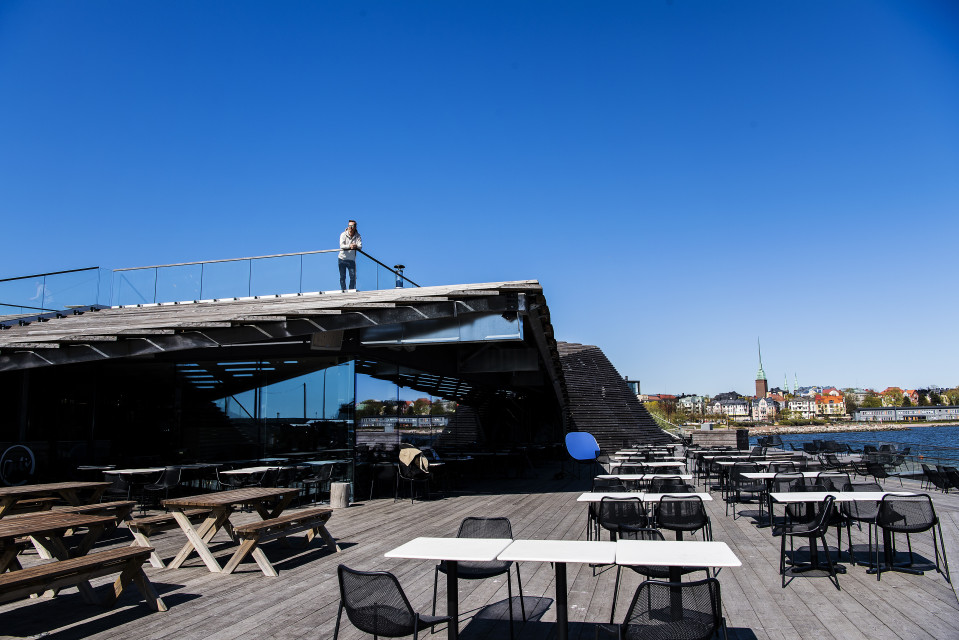 Näyttelijä Jasper Pääkkönen kuvattiin Helsingin Hernesaaressa aurinkoisena päivänä toukokuun lopulla.