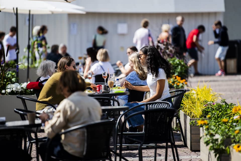 Kuvassa on Helsingin Senaatintorin jättiterassi heinäkuussa 2020.