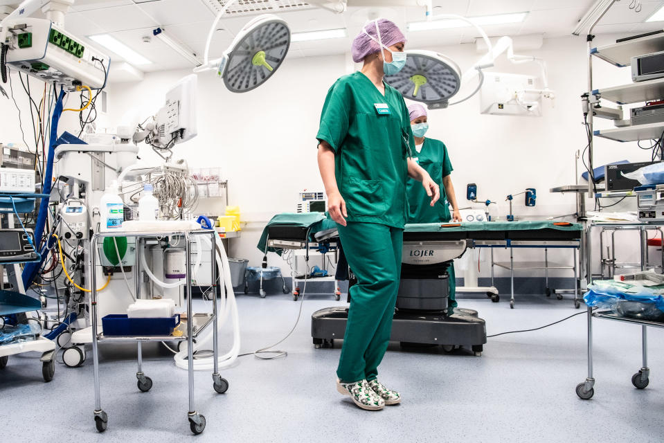 Carita Vuorenpää ja Lotta Lantto leikkausalihoitajat Jorvin sairaalan Anestesia- ja leikkausosasto K:n leikkaussalissa.