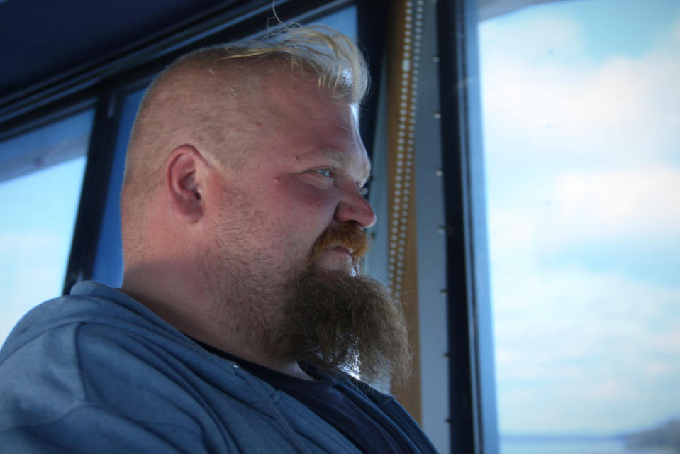 Lossinhoitaja Jere Marttinen Nestori-lossin ohjaamossa.