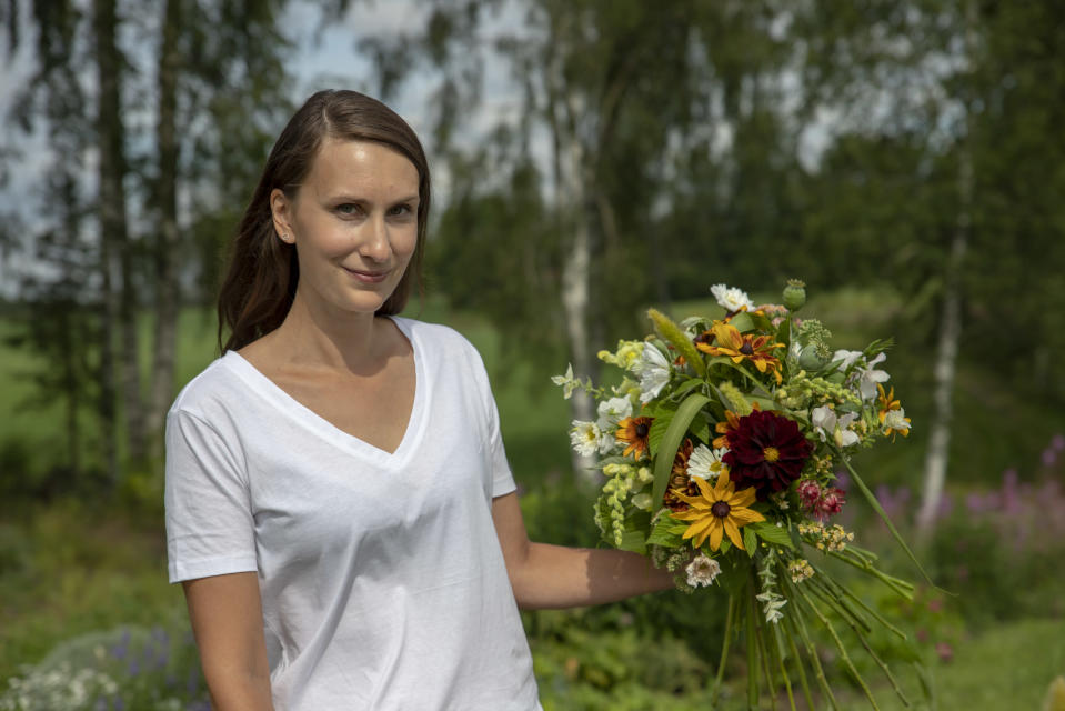 Saara Nevala kukkapellolla