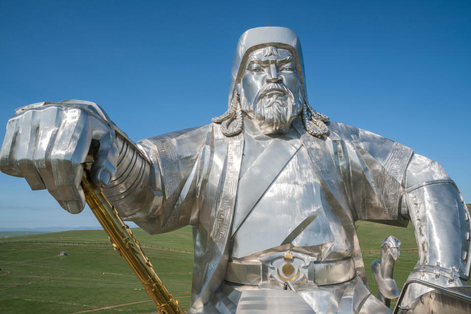 Mongoliassa Tšingis-kaanin ratsastajapatsas on suosittu matkailukohde.