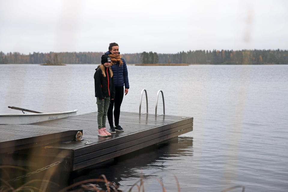 Oululainen Johanna Kahelin ja hänen tyttärensä Erin Kleemola laiturilla Savonlinnan Oravissa