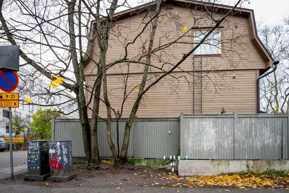 Muistokynttilät Päijänteentie 19 edustalla