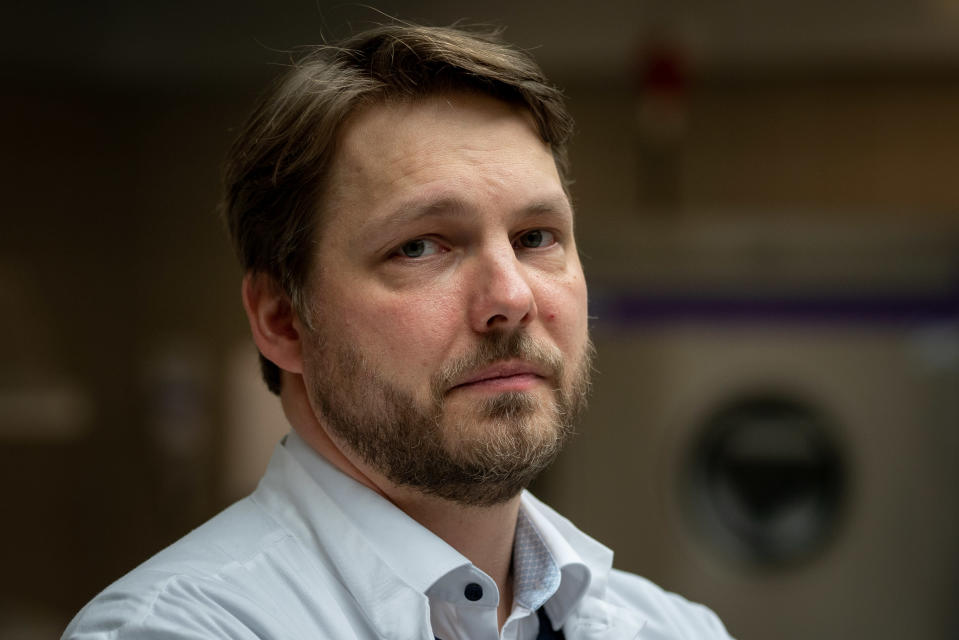Patologi Jonas Kantonen obduktiosalissa