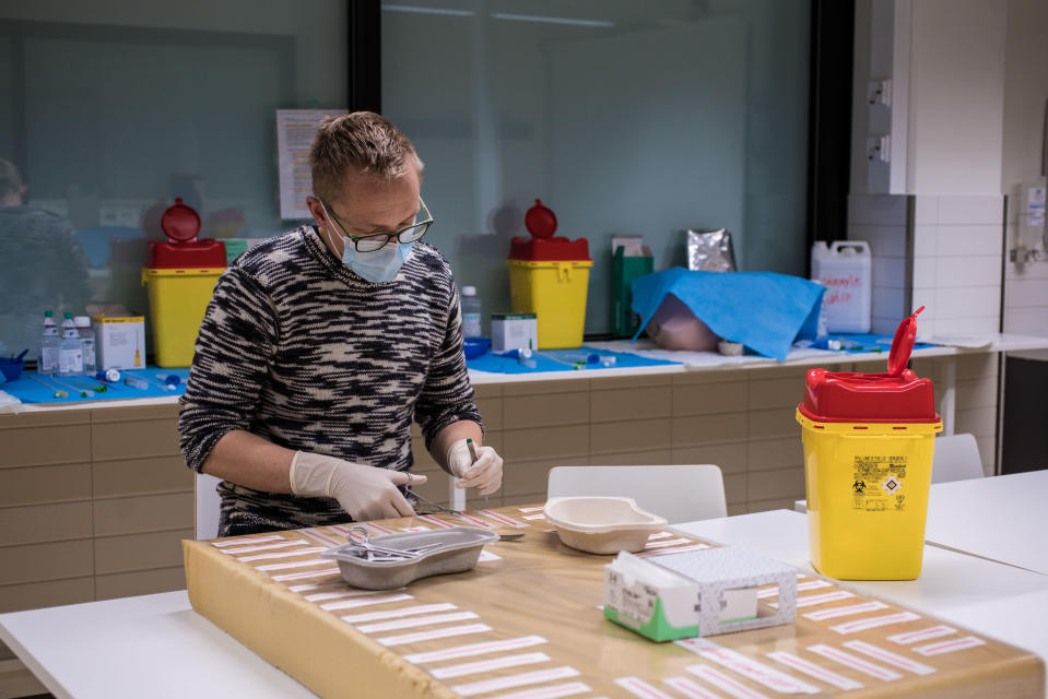 Lääketieteen kandi Riku Metsälä harjoittelee suturointia eli haavan kiinni ompelemista Tampereen yliopiston Kaupin kampuksella.