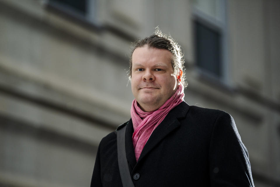 Tutkija Tuomas Aivelo kuvattiin lumisena päivänä Pasilassa joulukuussa vuonna 2020.