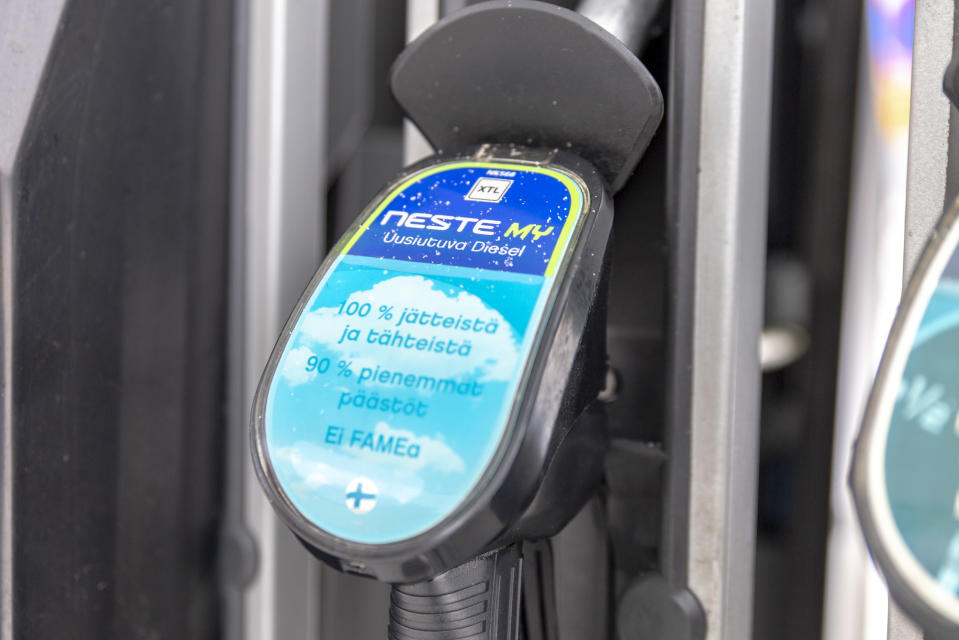 Nesteen kylmäaseman syöttöpistooli, josta tulee Neste My uusiutuvaa dieseliä