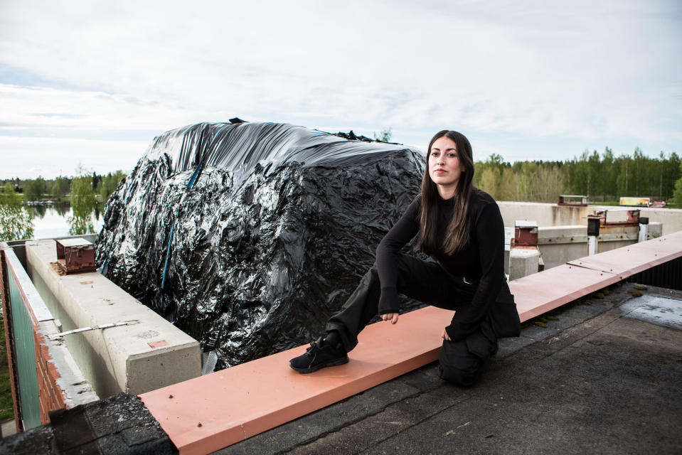 Taiteilija Landys Roimola viimeisimmän Floor is lava-teoksensa kanssa Pekilo-rakennuksen katolla 18. toukokuuta 2021.
