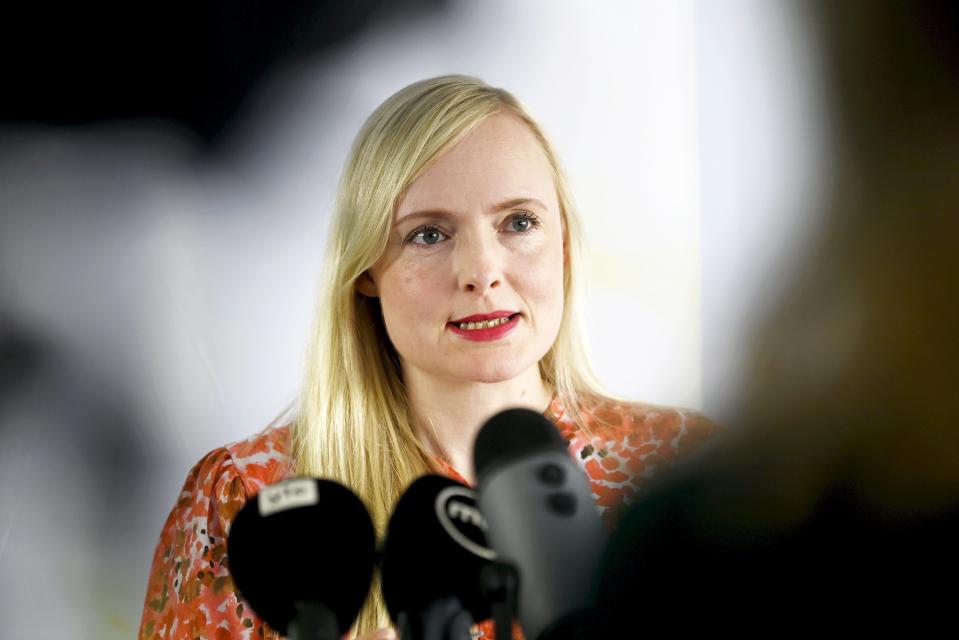 Maria Ohisalo håller presskonferens.