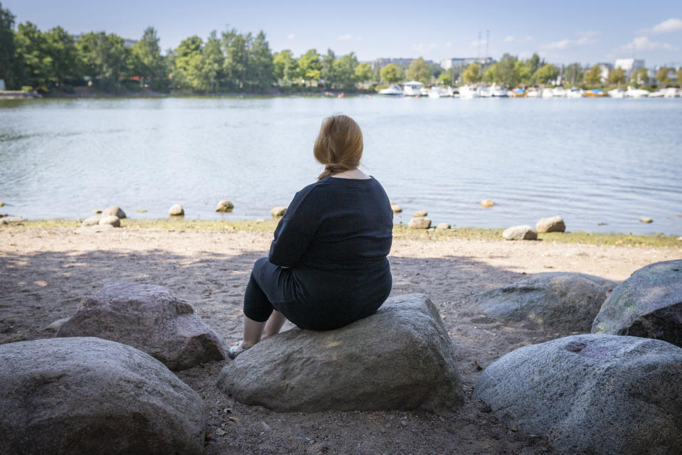 Tiina Vilponen Säästöpankin rannassa.