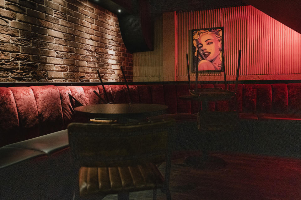 Tyhjässä baarissa roikkuu Marilyn Monroeta esittävä taideteos.