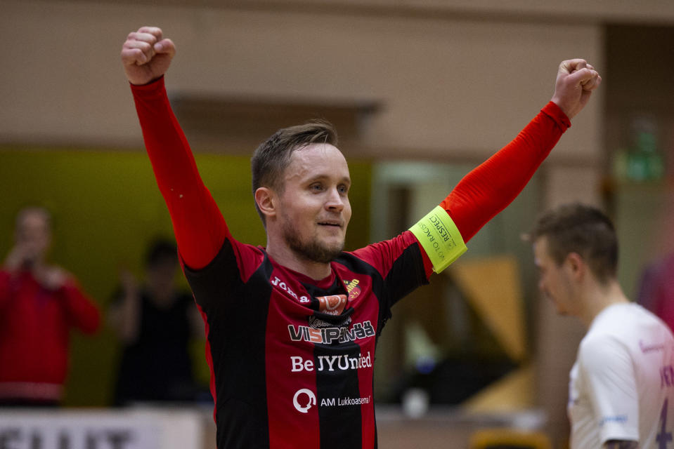 Mikko Kytölä tuulettaa.