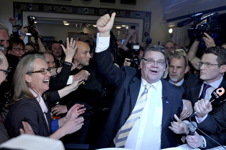 Timo Soini juhlii vaalivoittoa, omien sanojensa mukaan jytkyä, huhtikuussa 2011.