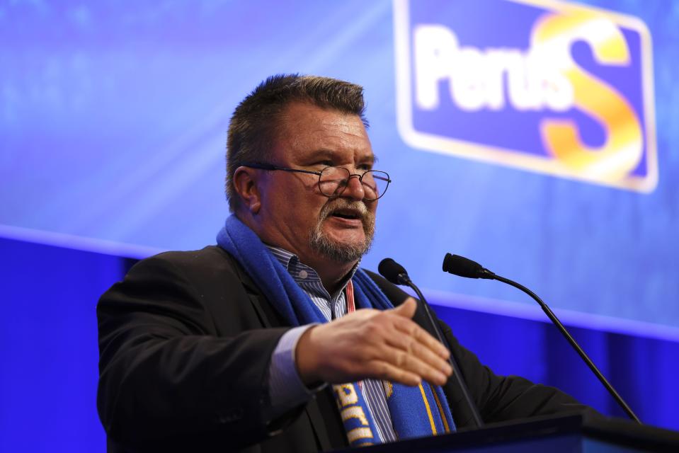 Arto Luukkanen puhujanpöntössä.