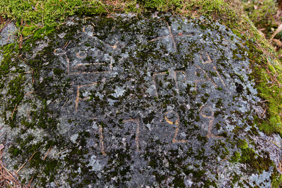 Lappeenrannan Konnussa 1722 merkitty Uudenkaupungin rauhan rajakivi. Kiveen on hakattu Ruotsin kruunun alle F-kirjain, vieressä venäläisiä tarkoittava risti jonka alla venäjäksi