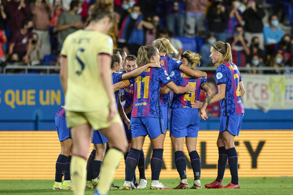 FC Barcelonan naisten joukkue juhlii maalia ringissä. Etualalla pettynyt Arsenal-pelaaja.