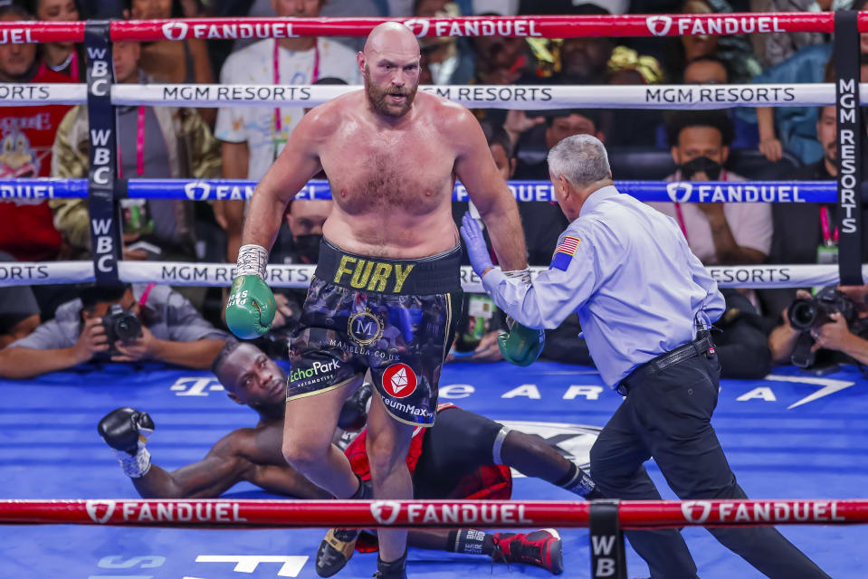 Tyson Fury golvar Deontay Wilder.