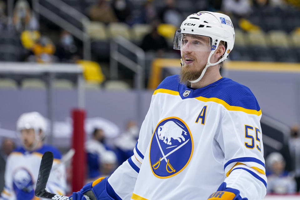 Rasmus Ristolainen kentällä Buffalo Sabresin paidassa.