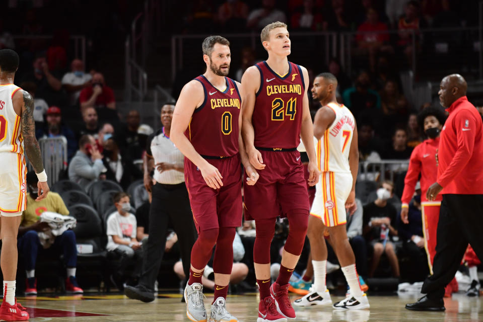 Lauri Markkanen kävelee Kevin Loven kanssa koripallokentällä