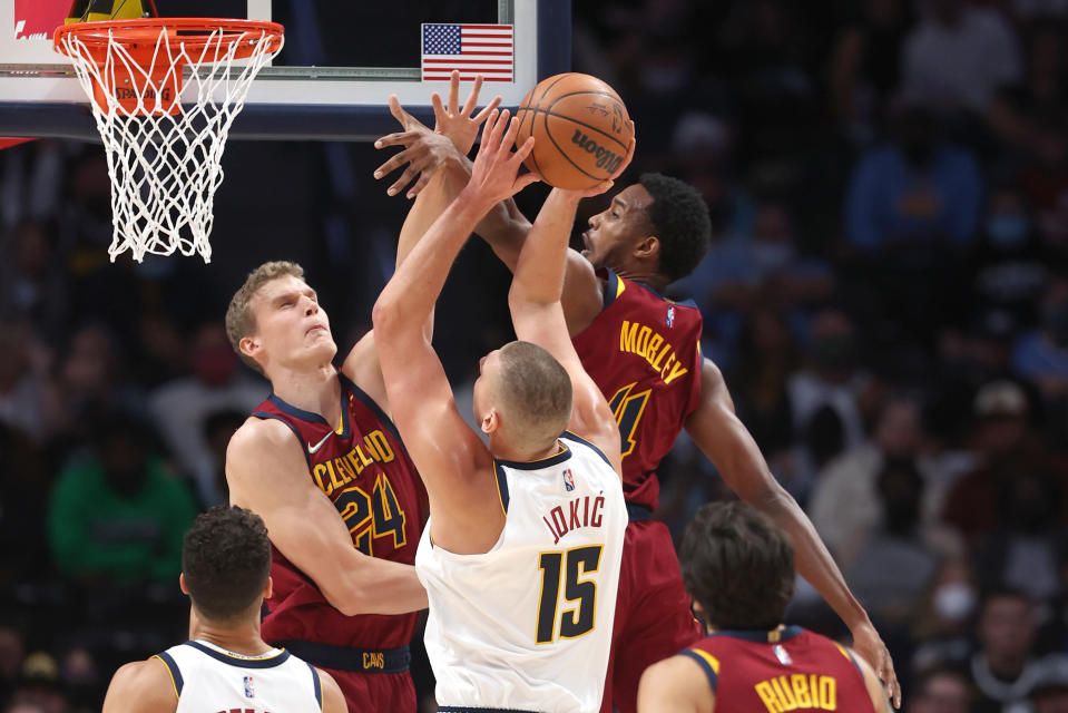 Lauri Markkanen puolustaa Nikola Jokicia korin alla.