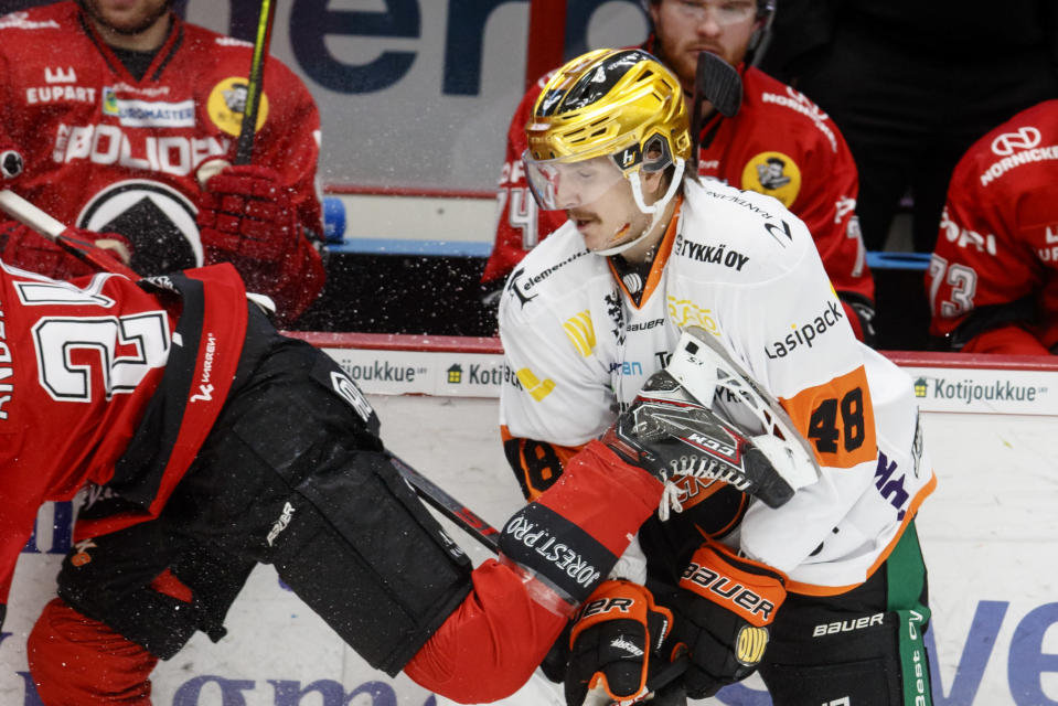 KooKoon Joose Antonen sai luistimesta viillon kasvoihinsa Ässät-ottelussa.