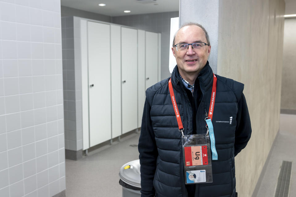 Ilkka Rautakivi uusitun Olympiastadionin WC-tiloissa.