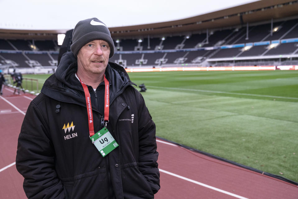 Jari Kurvinen Olympiastadionin kentällä.