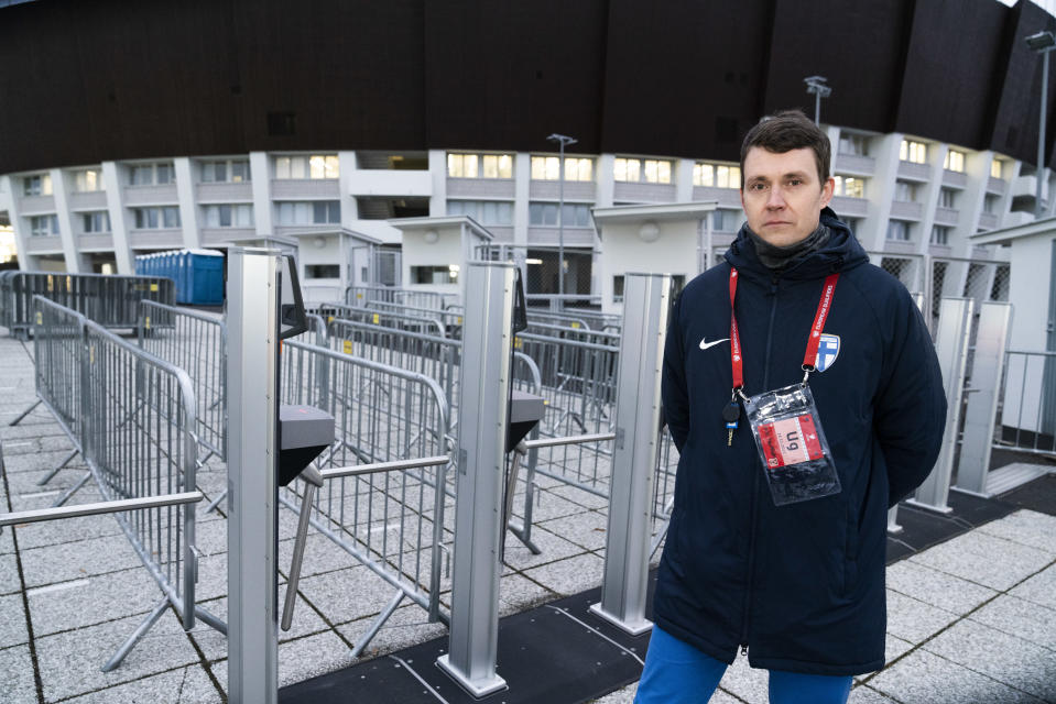 Kalle Marttinen Olympiastadionin portilla.