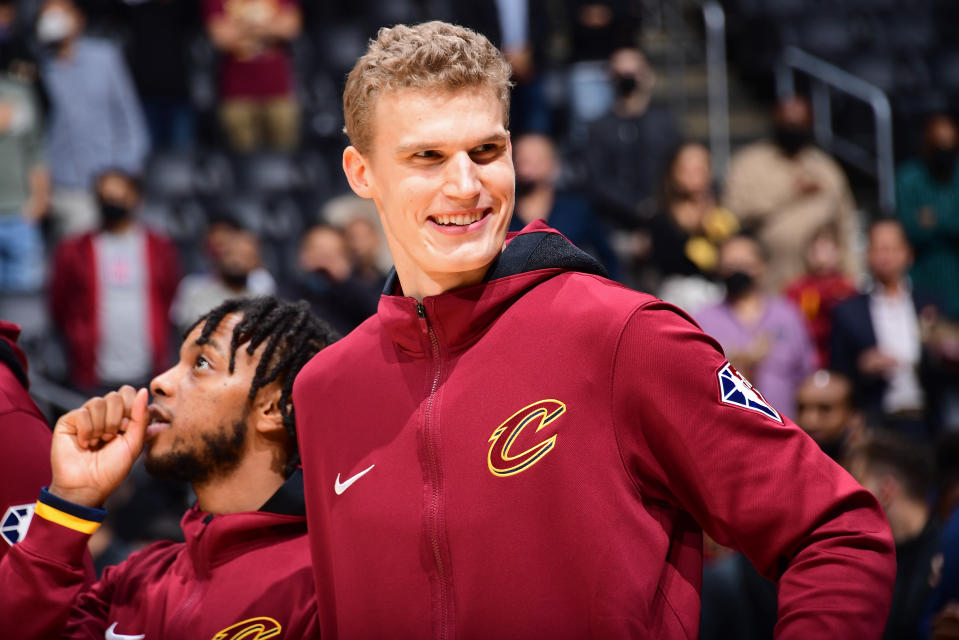 Suomalainen NBA-tähti Lauri Markkanen hymyilee kuvassa