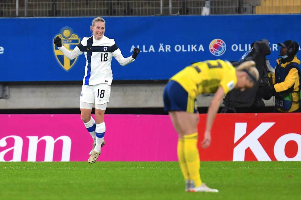 Linda Sällström tuulettaa osumaa kädet ylhäällä hymyillen.