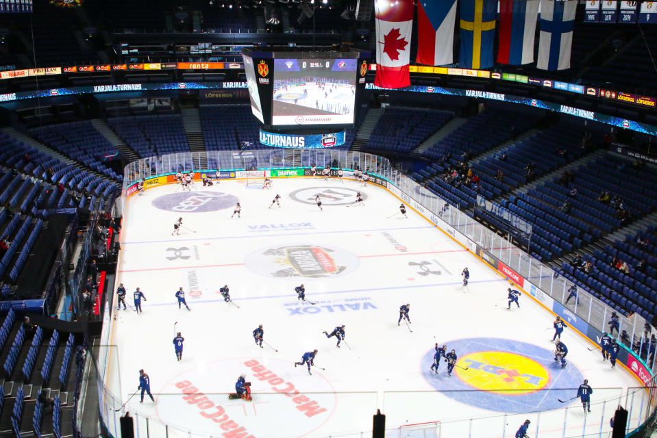 Naisleijonat ja Kanada lämmittelevät Helsingin Areenalla.