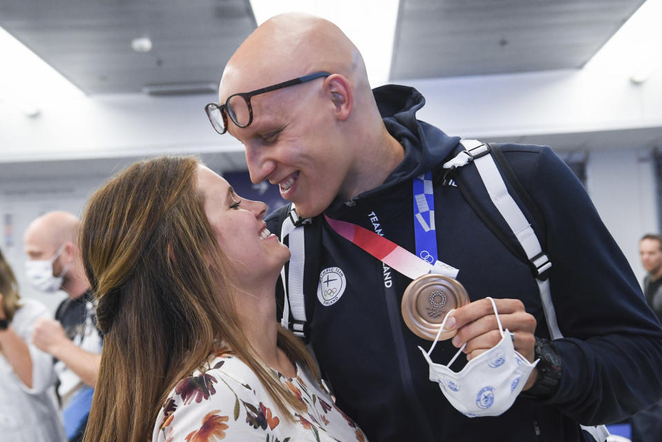 Matti Mattsson ja hänen vaimonsa Maiju Mattsson herkissä tunnelmissa lentokentällä, kun olympiamitalisti palasi Tokiosta.