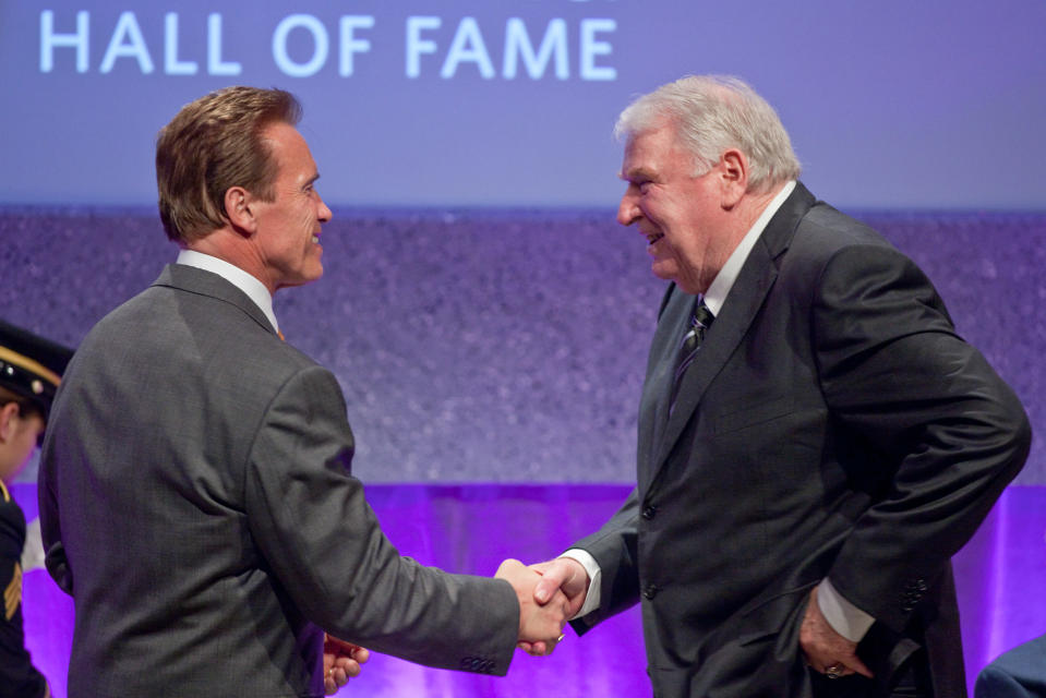 Kuvernööri Arnold Schwarzenegger (vas.) onnittelee John Maddenia vuonna 2009, kun Madden nimettiin Kalifornian Hall of Fameen.