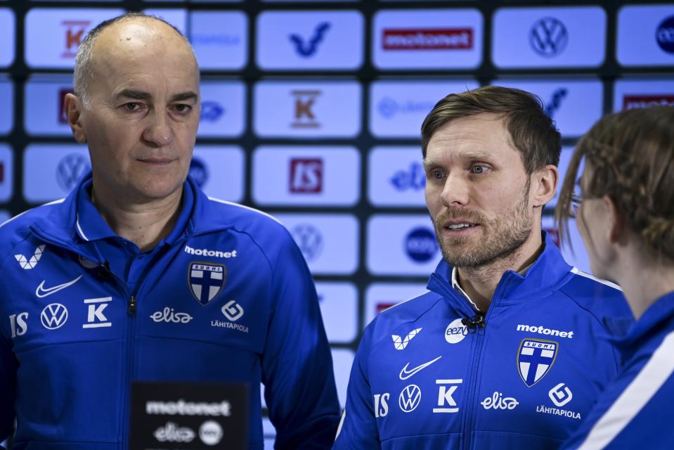 Suomen futsalmaajoukkueen päävalmentaja Mico Martic ja kapteeni Panu Autio seisovat vierekkäin Suomen verkkarit yllä.