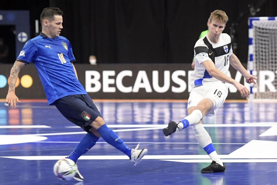 Henri Alamikkotervo vetää pallon maaliin.