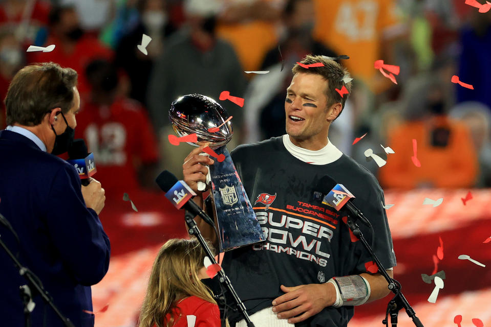 Tom Brady ja Super Bowlin voittopokaali.